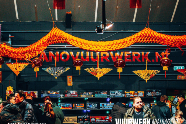 Grote vuurwerkshow bij Ano Vuurwerk in Milheeze winkel nieuws 2024 Vuurwerkdemo China Red Evolution fireworks Pyrotoro